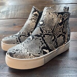Nature Breeze Snake Print  Sneaker‎ Hidden Wedge Booties Women's Size 9